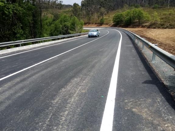 Imaxe da nova:Desde as 10 da mañá está aberta ao tráfico a estrada PO-534 en Forcarei, tras as obras de restitución completa que supuxeron un inv...