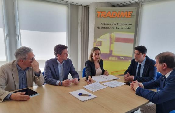 Imagen de la noticia:La Xunta acuerda con Tradime la convocatoria este año de ayudas para dotación de servicios para camiones en gasolineras y ur...