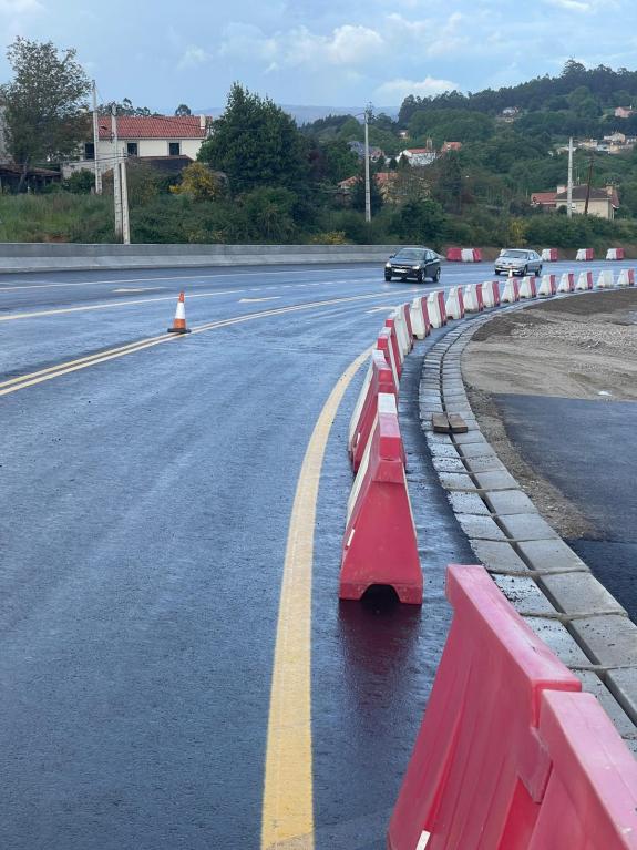 Imagen de la noticia:La Xunta abre al tráfico una de las calzadas del viaducto superior del enlace de la Vía Ártabra con la N-VI en Iñás, en Olei...