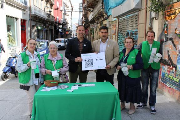 Imaxe da nova:O delegado territorial da Xunta visita unha das mesas da colecta da Asociación Española contra o Cancro