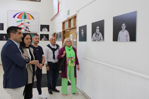 Imaxe da nova: O delegado territorial da Xunta en Ourense asiste á inauguración da exposición 'Brillamos sen cor’