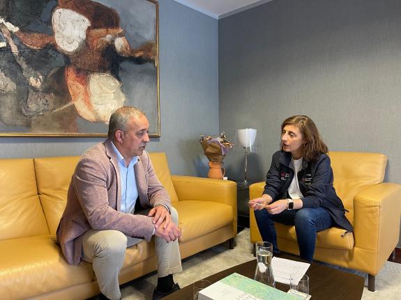 Imagen de la noticia:Ángeles Vázquez y el alcalde de Os Blancos se reúnen para abordar asuntos en materia urbanística