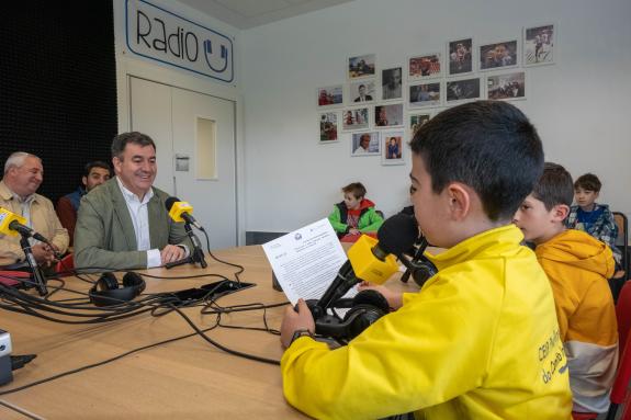 Imagen de la noticia:Román Rodríguez subraya el papel de las radios escolares para mejorar las competencias lingüísticas y de expresión oral del ...