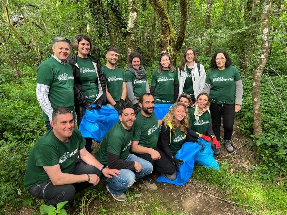 Imagen de la noticia:La Xunta valora la colaboración de la asociación ambiental Amabul en tareas de concienciación y erradicación de la flora exó...