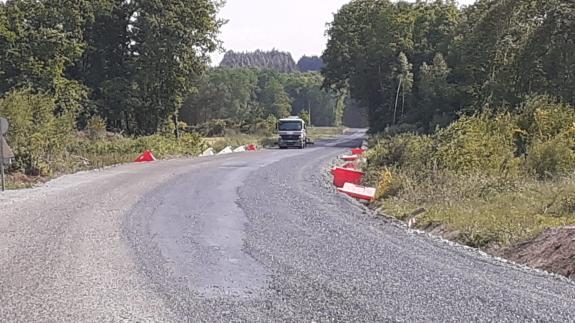 Imaxe da nova:A  Xunta inicia as obras de estendido do firme na estrada LU-231 en Friol, que farán necesario o desvío de tráfico desde hoxe