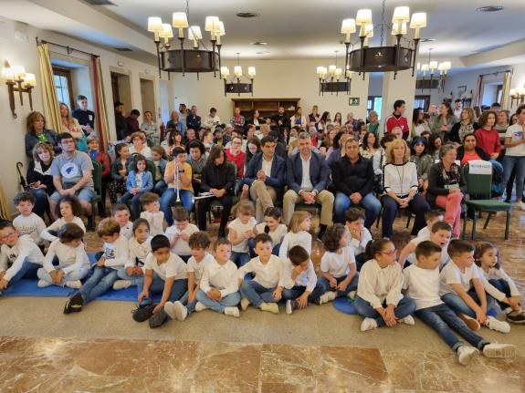 Imagen de la noticia:El delegado territorial de la Xunta en Ourense asiste al concierto de los alumnos y alumnas del C.R.A. de Monterrei