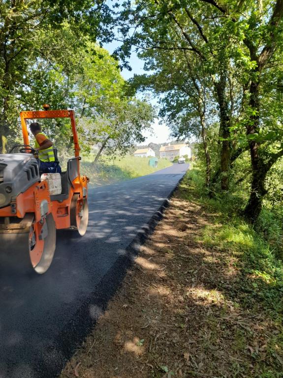 Imagen de la noticia:La Xunta inicia las obras de refuerzo de firme en 3 carreteras autonómicas a su paso por los ayuntamientos de Arzúa, Boqueix...