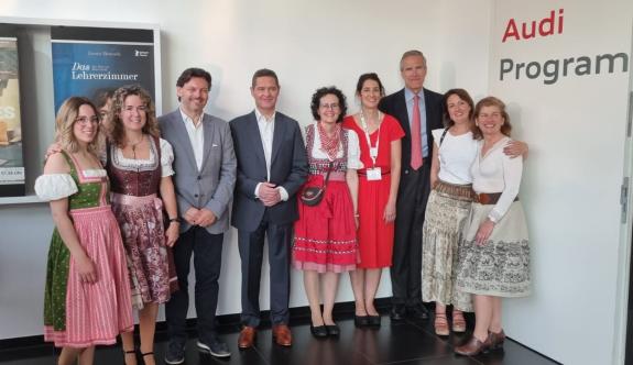 Imagen de la noticia:Miranda y el cónsul de España en Múnich visitan el Audi Museum Mobile de Ingolstadt acompañando al centro español de Ingolst...