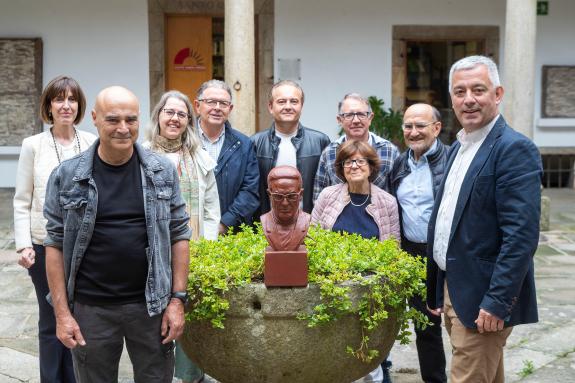 Imaxe da nova:A Xunta conmemora o 108 aniversario do nacemento do intelectual Ramón Piñeiro coa colocación dun busto no Pazo de San Roque