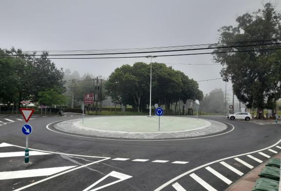 Imagen de la noticia:La Xunta finaliza la construcción de una glorieta elíptica en la intersección de la carretera PO-331 en el alto de San Cosme...