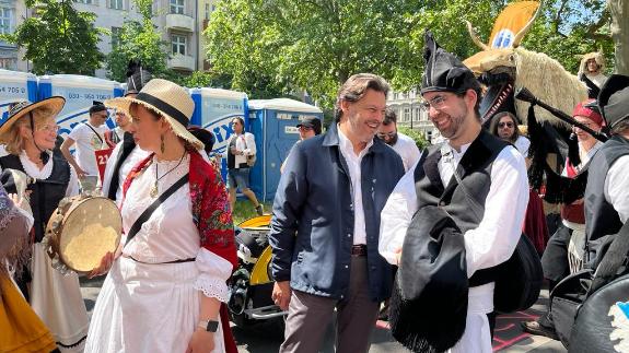 Imaxe da nova:O secretario xeral da Emigración asistiu ao desfile do Carnaval das Culturas de Berlín para mostrar o apoio da Xunta á asociación g...