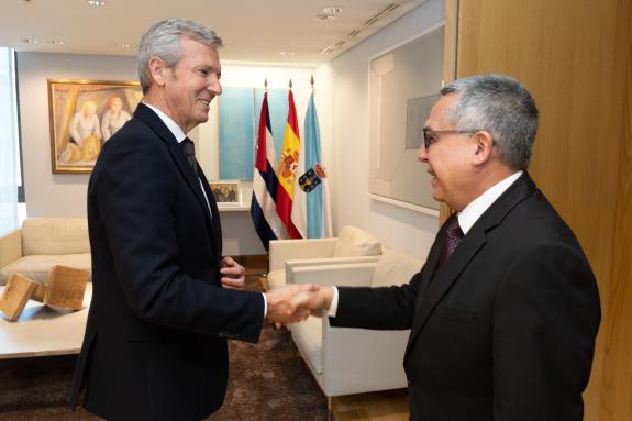 Imagen de la noticia:Rueda recibe al embajador de Cuba para ahondar en las históricas relaciones de hermandad entre Galicia y el país caribeño
