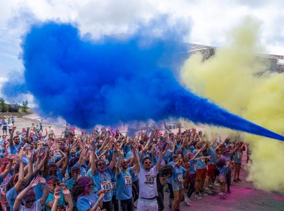 Imagen de la noticia:La carrera Holi Gaiás reúne mañana en la Cidade da Cultura a 700 personas con un recorrido lleno de música y color