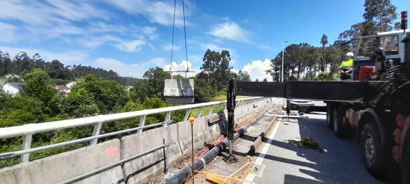 Imaxe da nova:A Xunta comeza os traballos de desmontaxe dos peitorís da ponte de Ponte Arnelas para avanzar cara a súa reconstrución