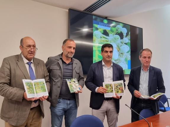 Imagen de la noticia:La Xunta presenta en Vinis Terrae un monográfico sobre sintomatología de las enfermedades en el viñedo en imágenes