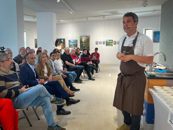 Imagen de la noticia:Martina Aneiros ensalza las bondades de la zamburiña de Ferrol durante el showcooking que los cocineros Javier Olleros y Dan...
