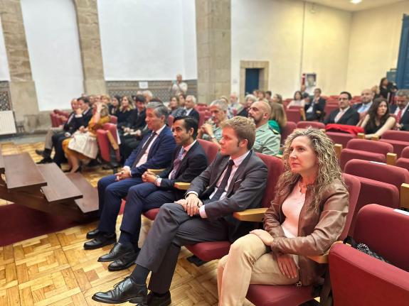 Imaxe da nova:Martina Aneiros asiste á xura de dous novos avogados do Colexio Profesional de Ferrol