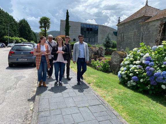 Imaxe da nova:A Xunta visita o albergue turístico de Laias, que acollerá un dos minicampamentos do programa Coñece Galicia
