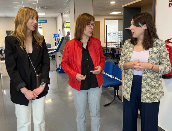Imagen de la noticia:Lorenzana presenta en las oficinas de empleo de Ferrol y Vilalba el nuevo sistema de inteligencia artificial, EMi, que permi...
