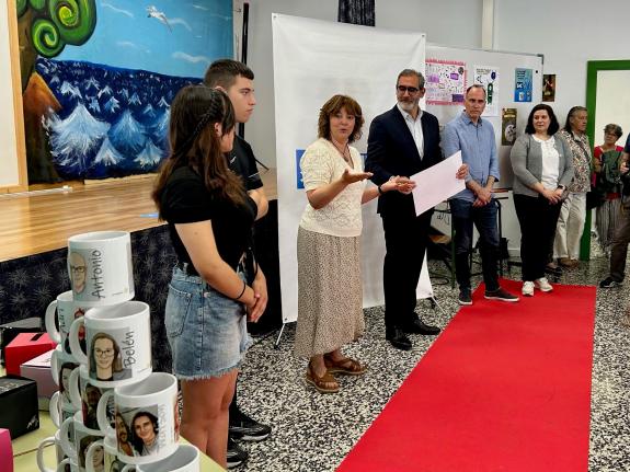 Imaxe da nova:Estudantes do IES Catabois de Ferrol gañan o certame de consumo responsable Galicons cun proxecto sobre linguaxe publicitaria