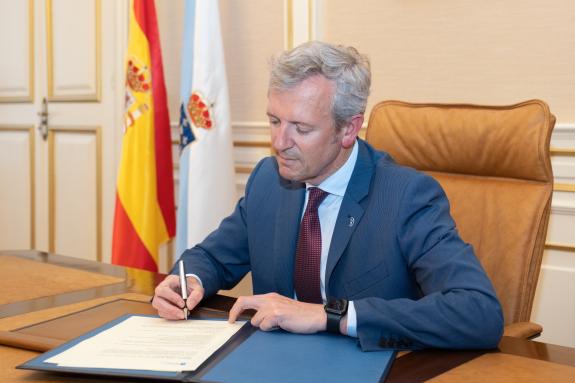 Imaxe da nova:O presidente da Xunta, Alfonso Rueda, asina o decreto da estrutura do novo Goberno galego