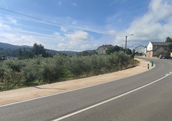Imagen de la noticia:La Xunta finaliza las obras de la nueva senda peatonal en la carretera autonómica OU-636 entre Freixido y A Caseta, en el ay...