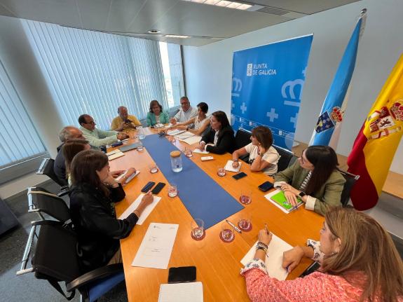 Imagen de la noticia:La delegada de la Xunta en Vigo mantiene una reunión de trabajo con los jefes territoriales