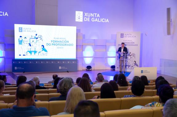 Imagen de la noticia:La Xunta refuerza la formación docente con una inversión récord de 9 M€ para 5.800 acciones enfocadas la digitalización, inn...