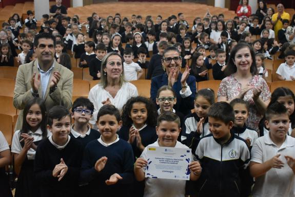 Imaxe da nova:Ethel Vázquez entrega o premio provincial Innovaugas 4.0 ao colexio Carmelitas de Ourense polo vídeo Xornal Auga, que aborda a impo...