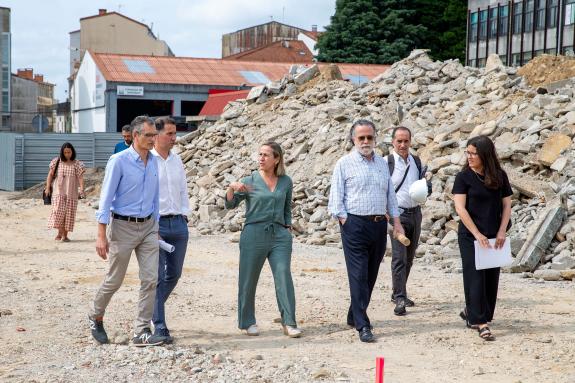 Imagen de la noticia:La Xunta aborda la organización de las obras de la ciudad de San Caetano, que comenzarán a mediados de julio y permitirán cr...