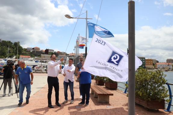 Imaxe da nova:Trenor participa no izado da bandeira azul no club náutico de Boiro que certifica a súa calidade nos servizos, accesibilidade e sus...