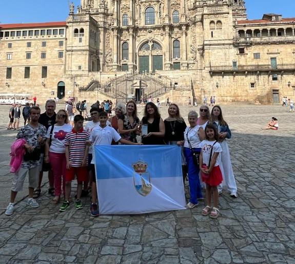 Imagen de la noticia:La Xunta recibe en la plaza del Obradoiro a miembros de la Asociación de Pais de Alumnos con Necesidades Educativas Especiai...