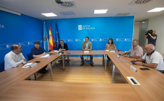 Imagen de la noticia:La Xunta traslada a las federaciones de cofradías que la Ley de Ordenación do Litoral dará seguridad jurídica al sector del ...