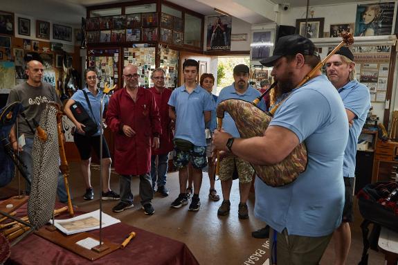 Imagen de la noticia:Los participantes en el programa Escuelas Abiertas visitan el taller de gaitas Seivane, conocen la música de Cupeiro y profu...