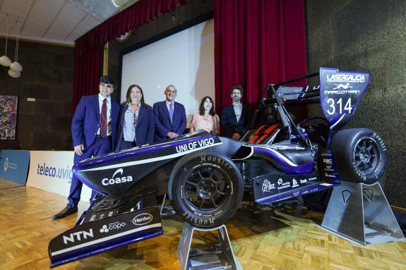 Imaxe da nova:Lorenzana sinala que iniciativas como o UVigo Motorsport reflicten a aposta de Galicia pola innovación e o talento