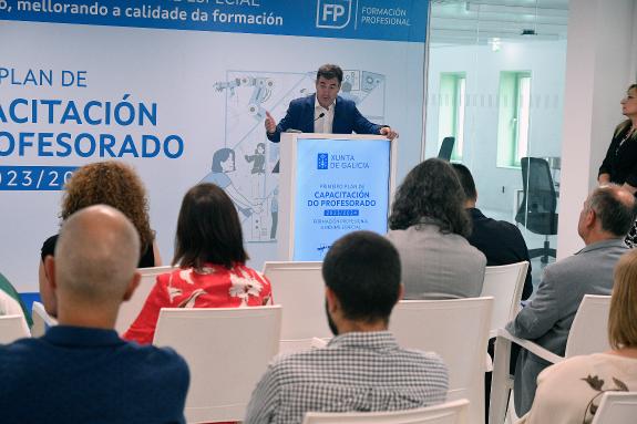 Imagen de la noticia:La Xunta lanza el primer Plan de capacitación del profesorado de Formación Profesional, con cerca de 11.300 plazas y una inv...