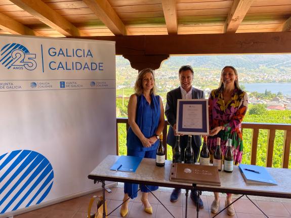 Imagen de la noticia:Galicia Calidade entrega el sello de garantía a la bodega de Petín Terriña