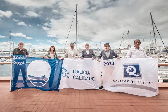 Imaxe da nova:Trenor pon en valor a excelencia do turismo galego co izamento das bandeiras azul e de Q de calidade turística no Real club náutico...
