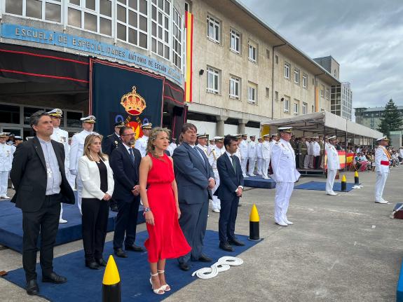 Imagen de la noticia:Martina Aneiros participa en Ferrol en la ceremonia de jura de bandera de más de 300 marineros de las escuelas Antonio de Es...