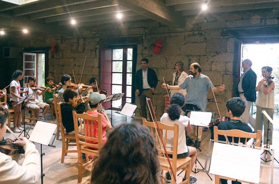 Imaxe da nova: O delegado territorial da Xunta visita aos rapaces e rapazas que participan no Campamento de verán ‘Tocando o violín’ en Xunqueira...