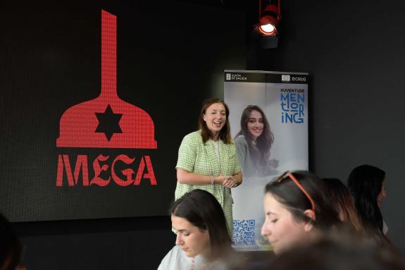 Imaxe da nova:Mozos que participan no programa Xuventude Mentoring visitan o Museo de Estrella Galicia