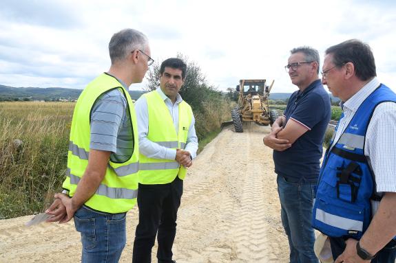 Imaxe da nova:O delegado territorial da Xunta supervisa as obras de mellora dun camiño en Sarreaus