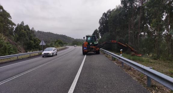 Imagen de la noticia:La Xunta comenzará esta semana nuevos trabajos de limpieza en los márgenes de la autovía AG-64 en Narón, y en la carretera O...