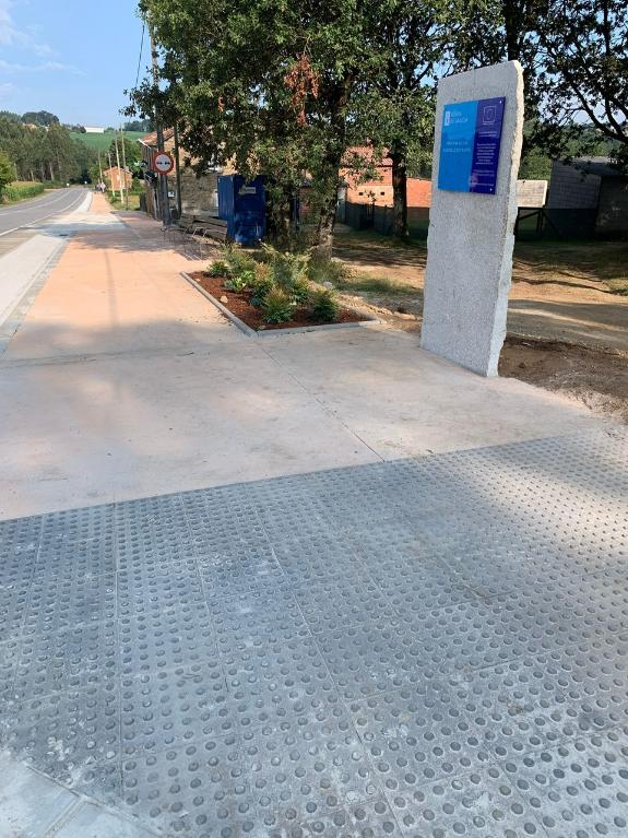 Imaxe da nova:A Xunta remata as obras de mellora da mobilidade e da seguridade peonil na estrada autonómica AC-524 en Frades cun investimento de ...