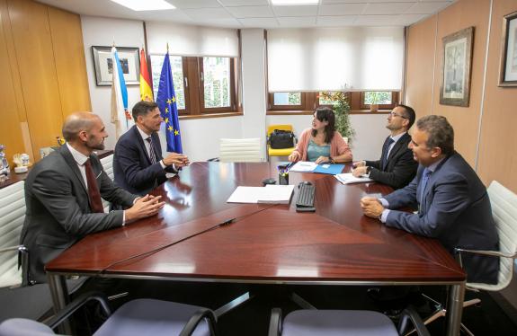 Imagen de la noticia:Lorenzana se reúne con Resonac e Ignis para conocer su plan industrial conjunto en A Coruña