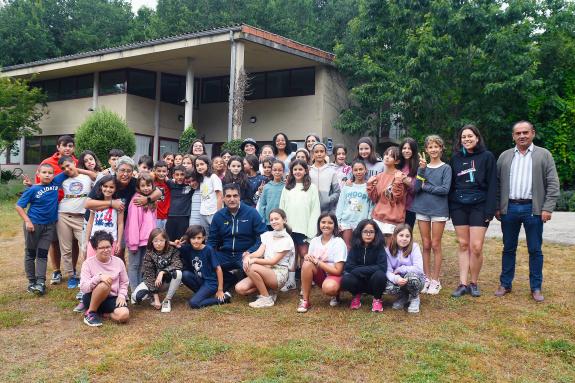 Imaxe da nova:O delegado territorial da Xunta visita aos nenos e nenas que participan no campamento de verán Hípica e Teatro en Coles