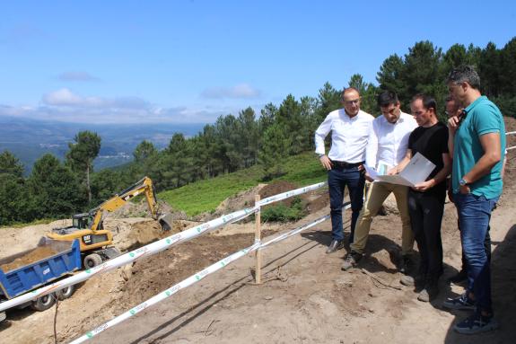 Imagen de la noticia:El delegado territorial de la Xunta en Ourense supervisa las obras de un punto de agua en A Arnoia