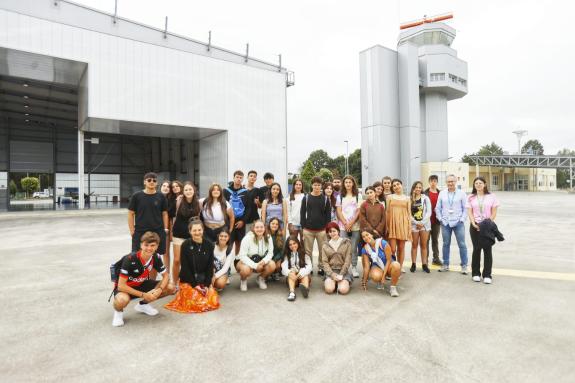 Imagen de la noticia:Los jóvenes y jóvenes del programa Conecta con Galicia de Emigración visitan el polo aeroespacial de Galicia en Rozas (Castr...