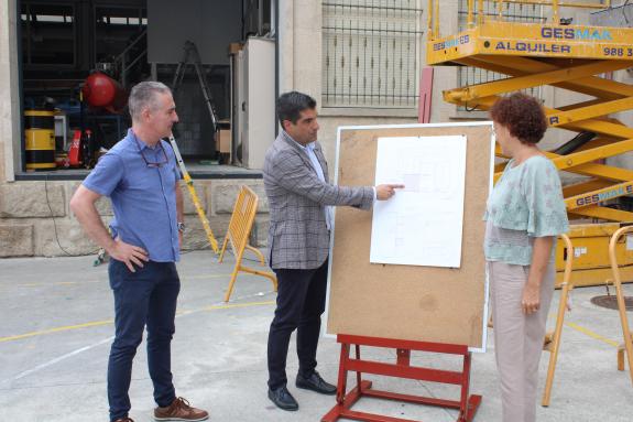 Imaxe da nova:O delegado territorial da Xunta supervisa o inicio das obras de reparación de cuberta do ximnasio e a creación dun espazo para maqu...