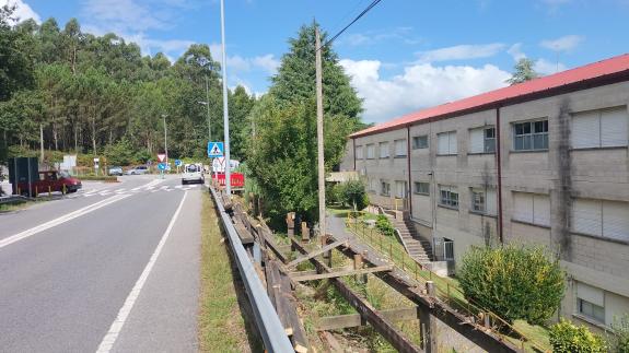 Imaxe da nova:A Xunta comeza as obras da nova pasarela peonil na estrada PO-244 na contorna do colexio Santiago Apóstol, en Soutomaior, que supor...